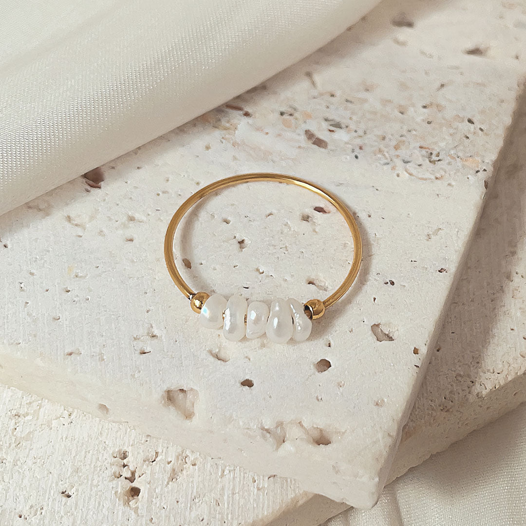 magnolia ring med ferskvandsperler | 18k guld