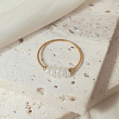 magnolia ring med ferskvandsperler | 18k guld