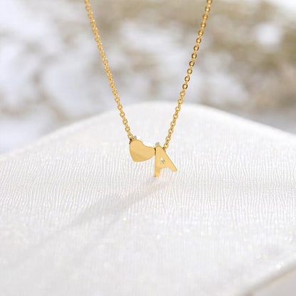 navnesmykke med initialen Ria | 18k Guld
