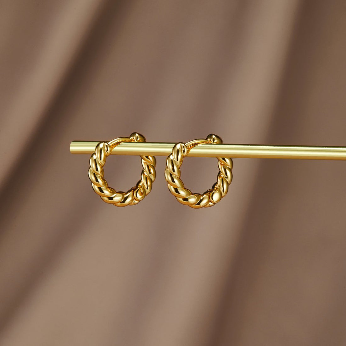 Luna Elegante Snoede Øreringe | 14k Guld